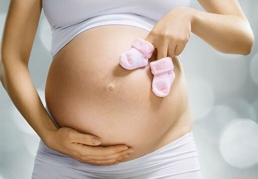 Uma mulher grávida dá papilomas a seu bebê